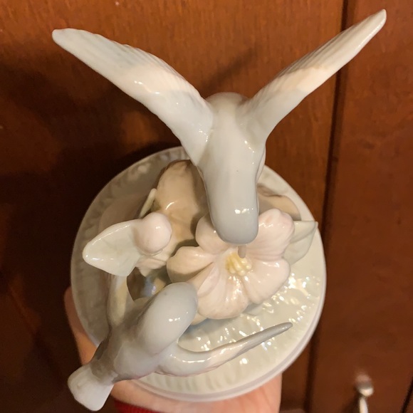 SALE!! Porcelain humming bird musicbox.  2 - Picture 5 of 7